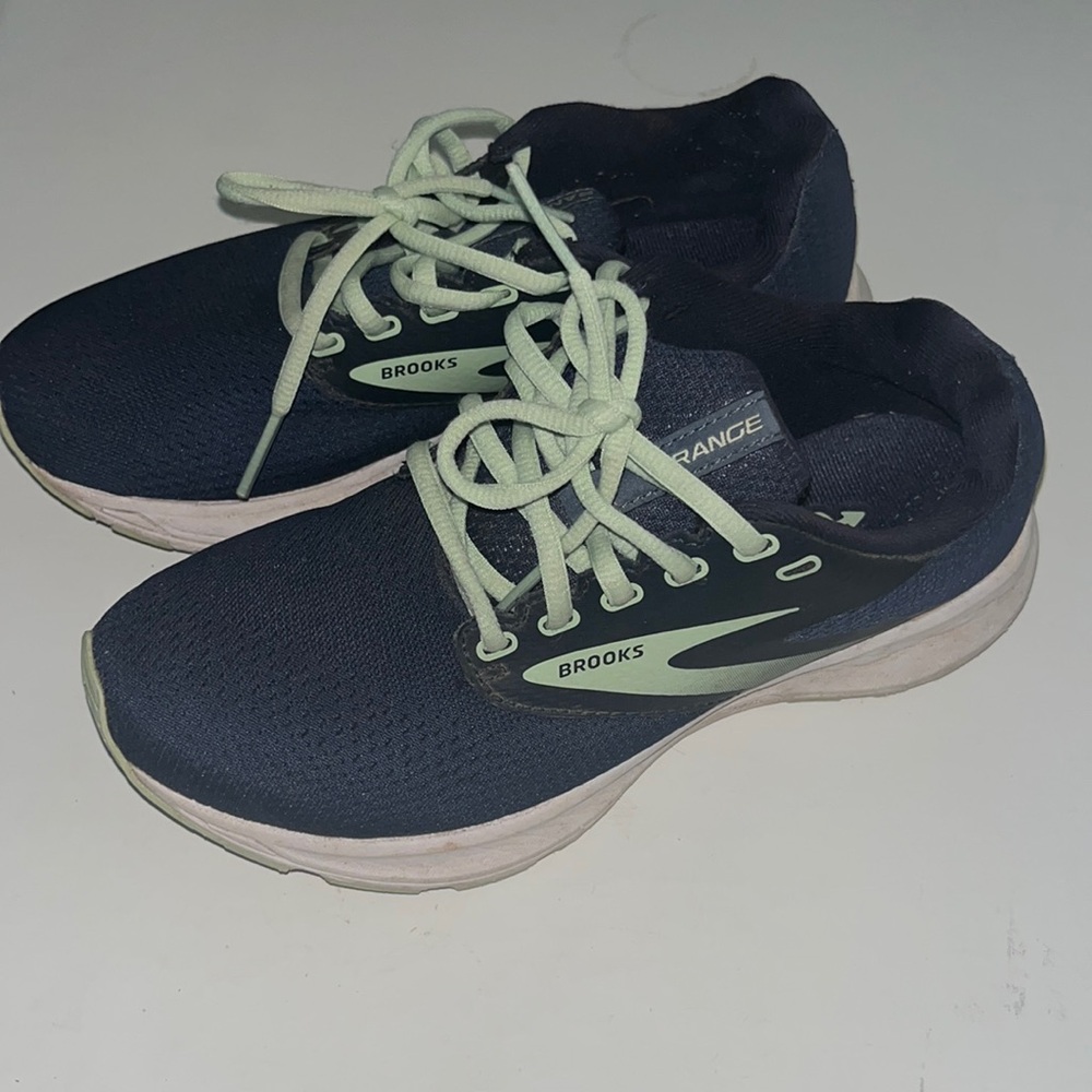 Brooks women 6 sneaker